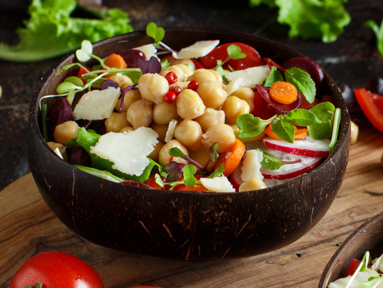 🌿 “Power Pulse Salad” – A Clean, Bold Chickpea Boost with Microgreens